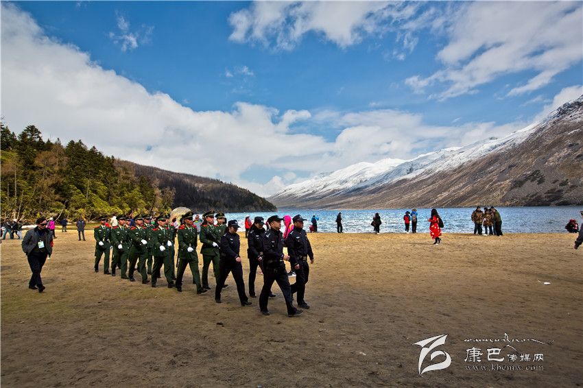 “五.一”小長假流動在景區(qū)的風(fēng)景線(康巴傳媒網(wǎng)首屆紀(jì)實攝影大賽)