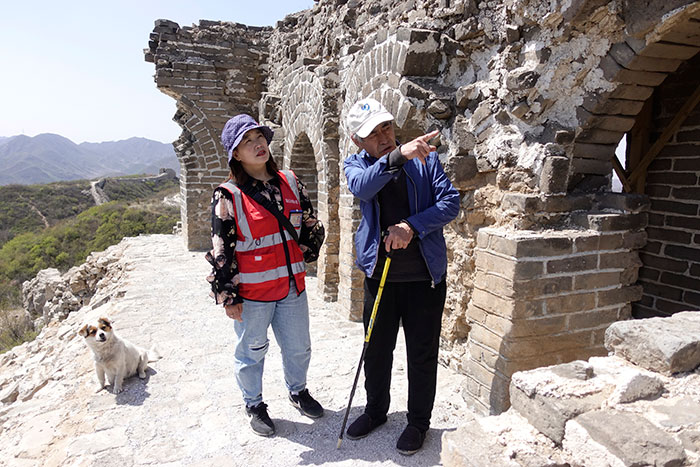 在明長城遺址上，梅景田給外甥女劉紅巖講述長城故事。