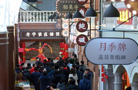 顧客在天津老字號(hào)集合店內(nèi)觀看演出。新華社記者 趙子碩 攝