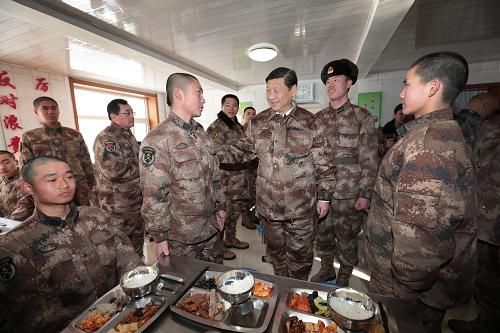 2014年1月26日中午，習(xí)近平來(lái)到連隊(duì)食堂，同戰(zhàn)士們一起用餐。新華社記者 李剛 攝