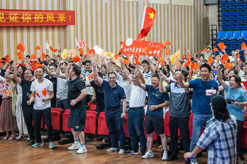 北京時(shí)間7月27日，2024年巴黎奧運(yùn)會首個(gè)比賽日，在射擊10米氣步槍混合團(tuán)體比賽中，中國選手黃雨婷/盛李豪獲得金牌。圖為黃雨婷的母校師生們通過收看奧運(yùn)直播的方式為她加油助威。