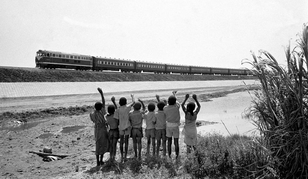 贊比亞魯西瓦西湖畔的少年兒童歡迎坦贊鐵路的列車通到他們的家鄉(xiāng)（1976年攝）。